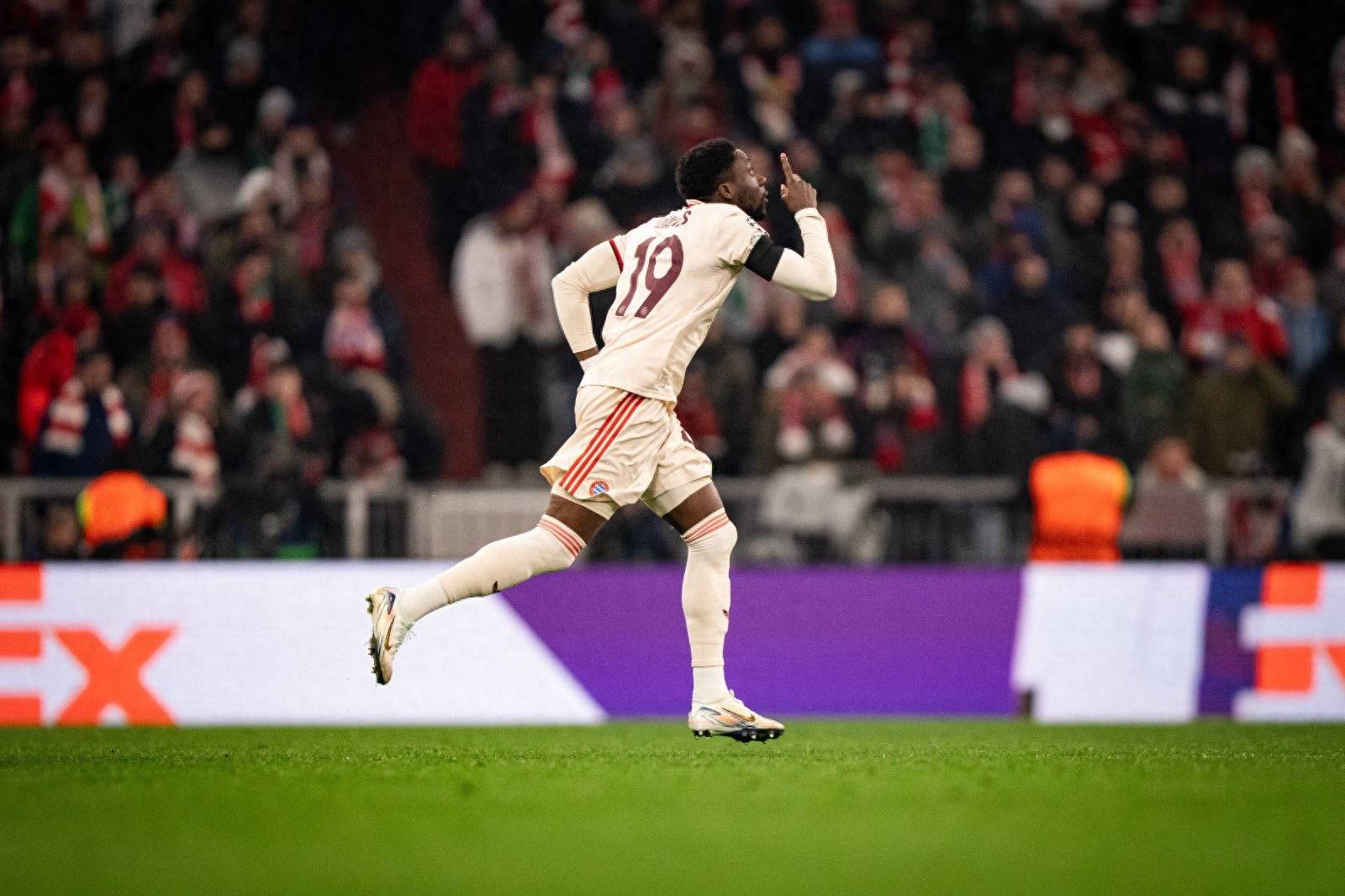 乐鱼app-拜仁慕尼黑主场横扫马赛，轻松晋级欧冠八强！的简单介绍