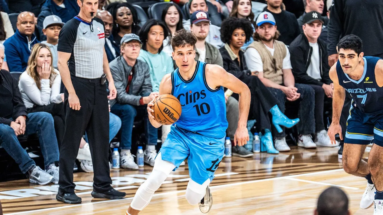 佩斯卡拉球员精准作战，击败对手