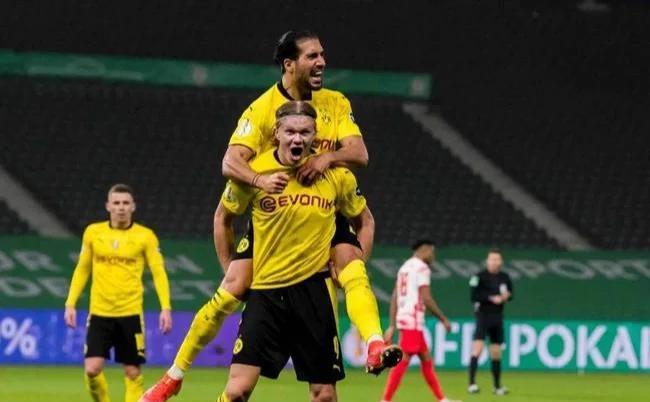 包含斯图加特客场不敌柏林联合，遭遇两连败的词条